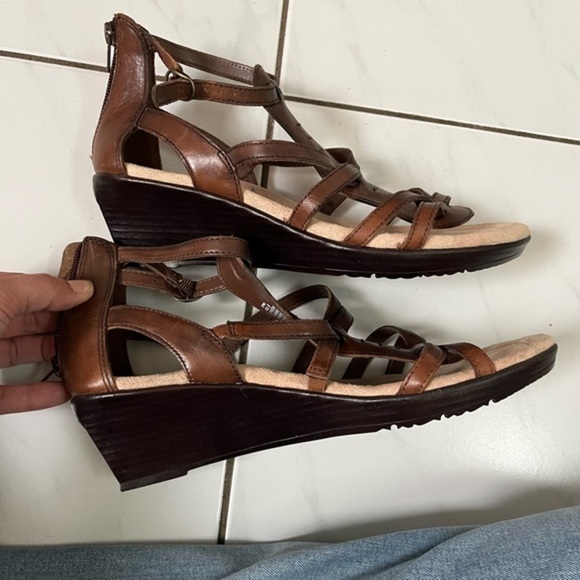 Earth Spirit Sandal size 10. brown. in like new condition , only worn once. - Picture 2 of 5